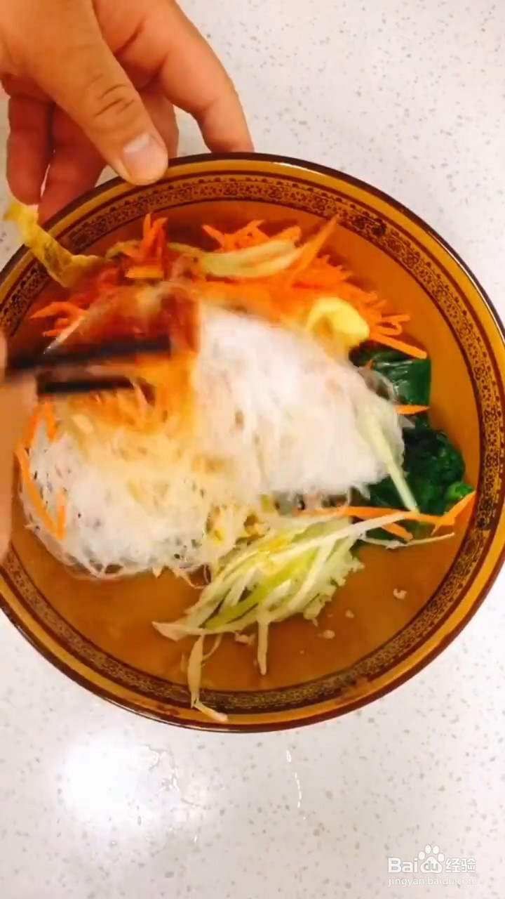 如何制作凉拌菠菜蛋皮粉丝