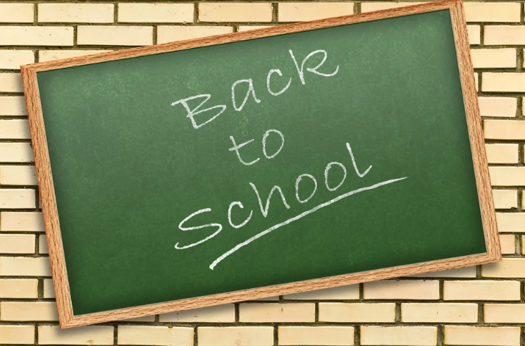 我们学校里有什么桌子有什么黑板还有什么书柜