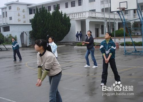 排球平时练习中如何垫球