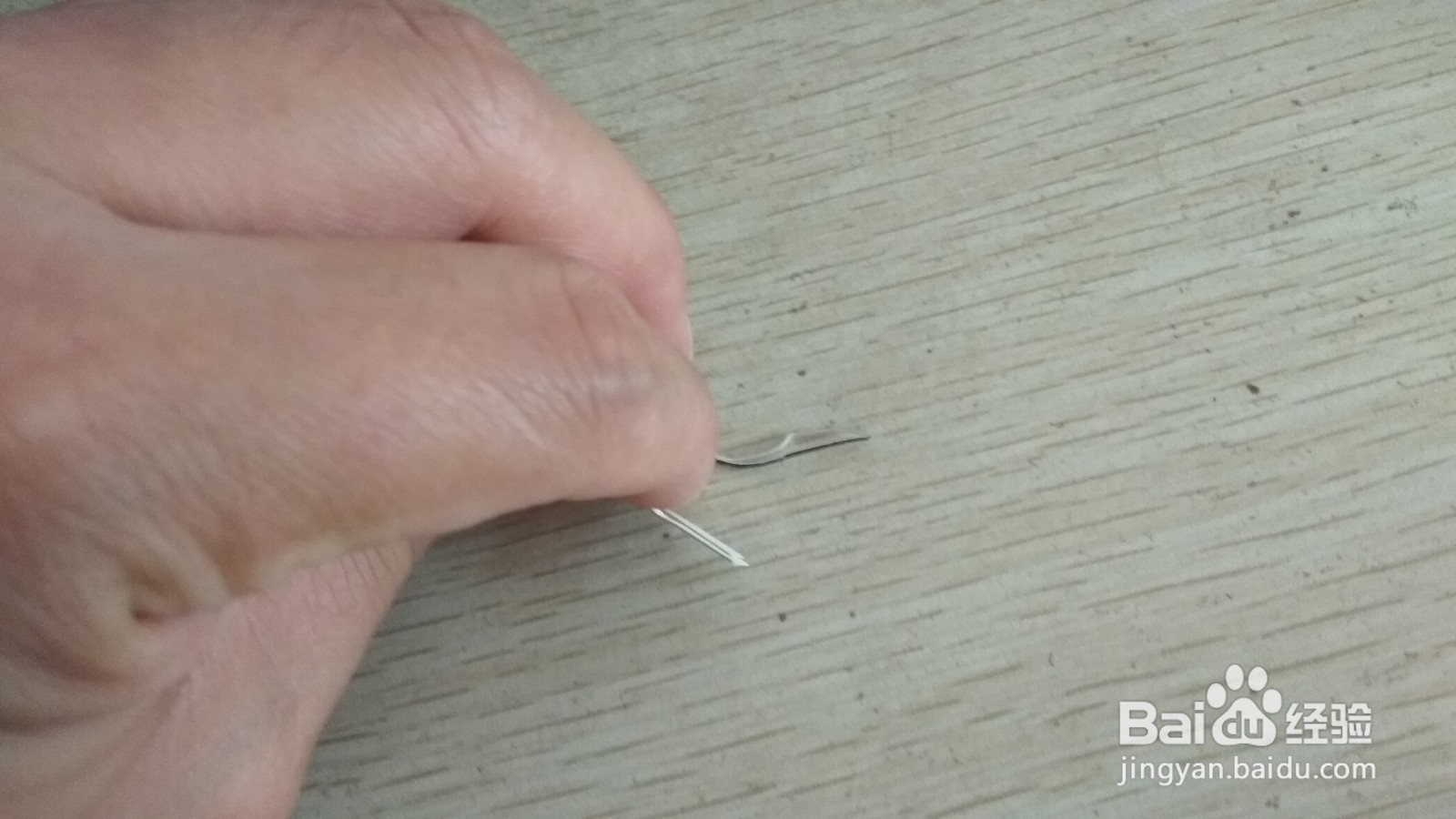 如何用一条细长的硬卡纸做简易的中性笔的支架