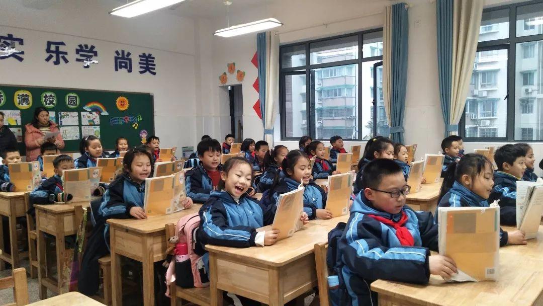 什么的校园里传来什么的读书声