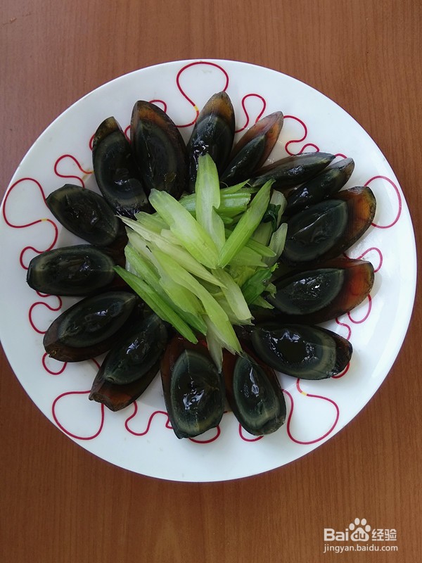 如何制作甜蒜汁拌芹菜皮蛋