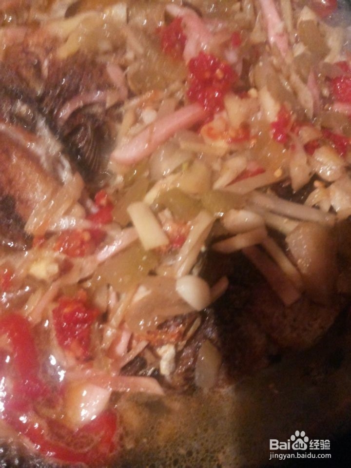 酸菜鲫鱼的制作步骤