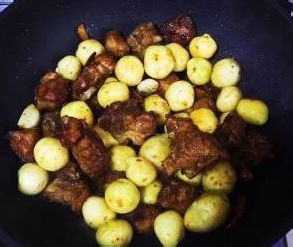 家庭小菜排骨炖土豆
