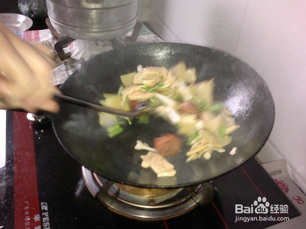 开春应季菜竹笋木耳炒蒜苗的做法