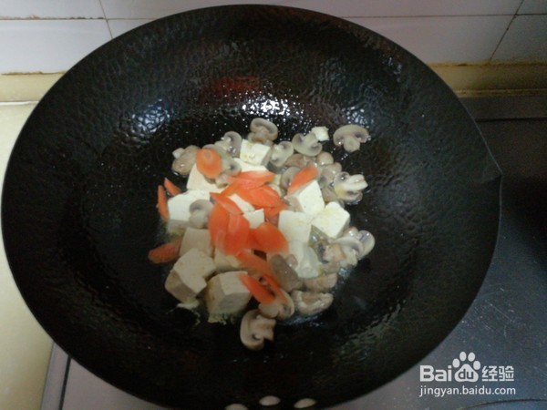 如何制作美味的木耳口蘑熘豆腐