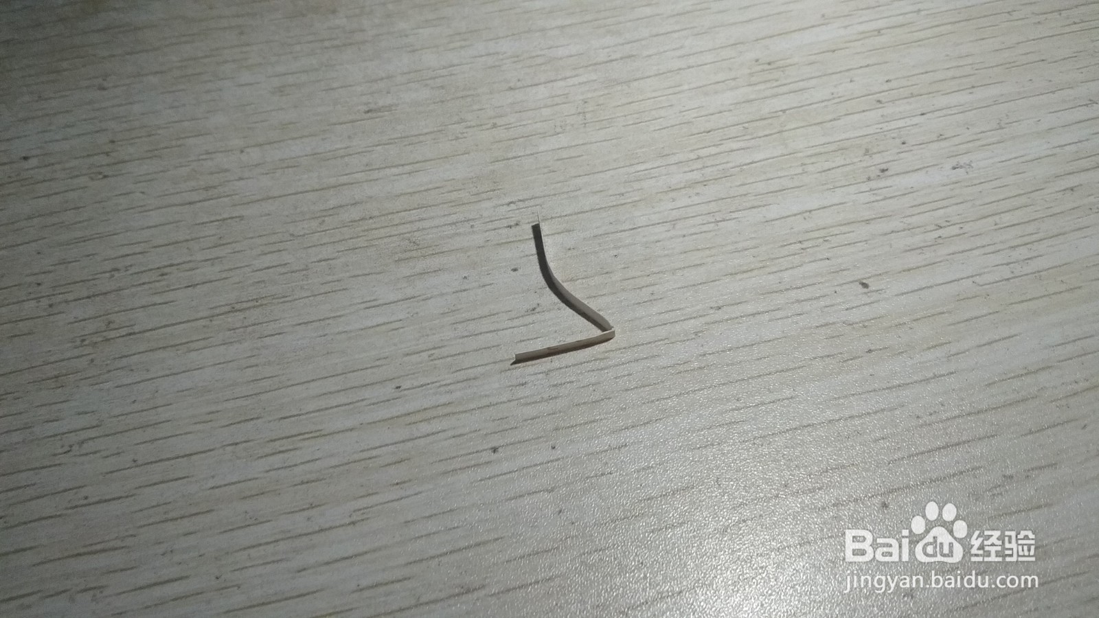 如何用细长的硬卡纸做有弧度的中性笔的支架