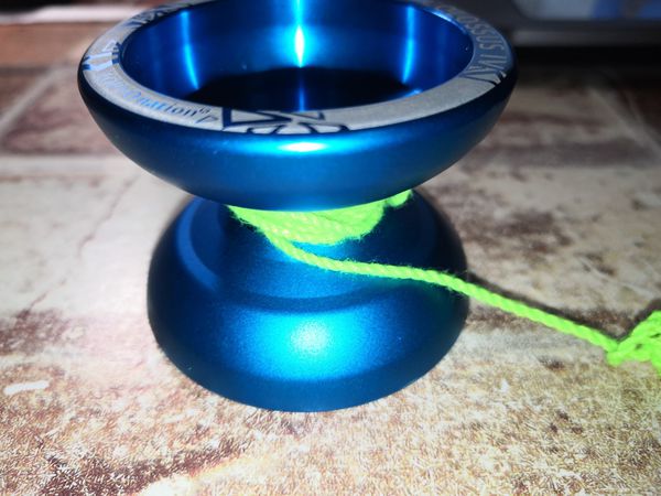 中间有个轴承的悠悠球怎样绑线呢