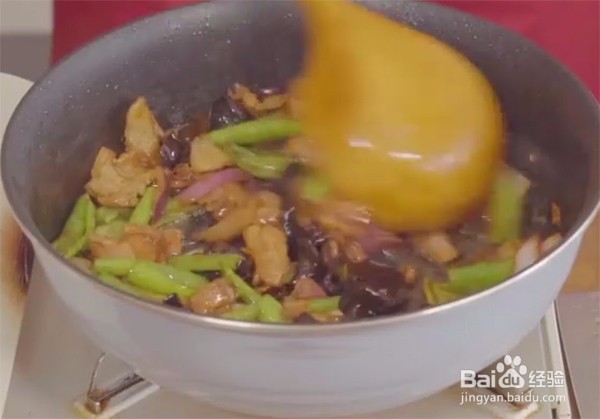 今天做道家常菜—木耳炒五花肉