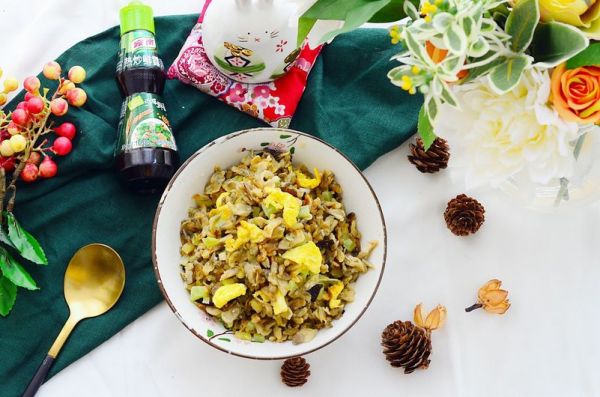 鸡蛋热炒鲜味槐花