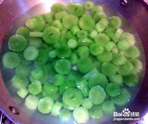 6分步阅读 莴笋,又名莴苣,千金菜,青笋等,因为莴笋口感鲜嫩爽脆,制作