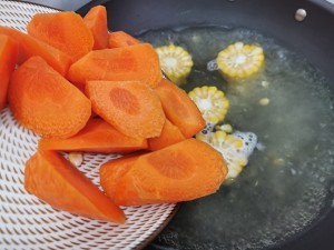 食补养生玉米胡萝卜鸡汤的做法