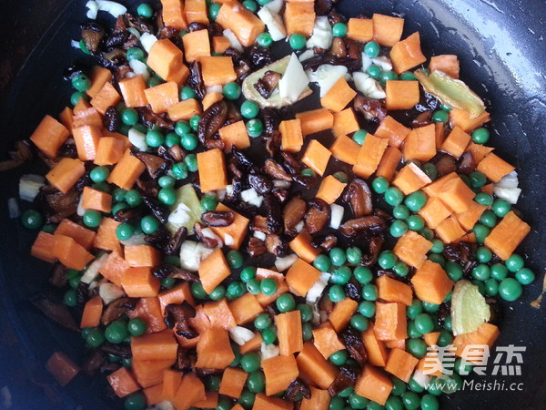 红烧肉焖饭的做法