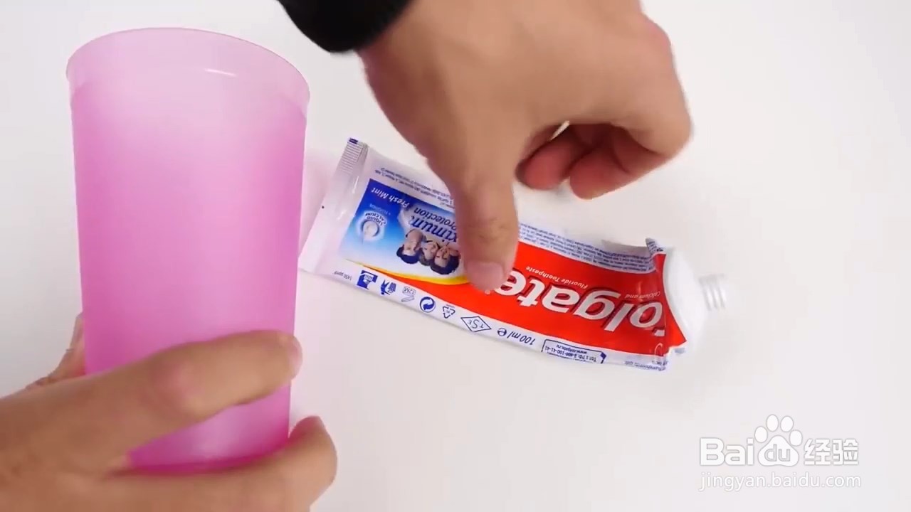 牙膏快用完了别扔掉，这样做还能挤不少出来