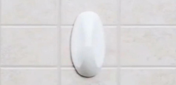 瓷砖上的贴上挂钩如何才能处理掉