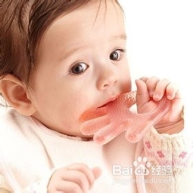 宝宝喜欢吃手怎么办