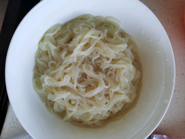 酸酸甜甜拌冷面
