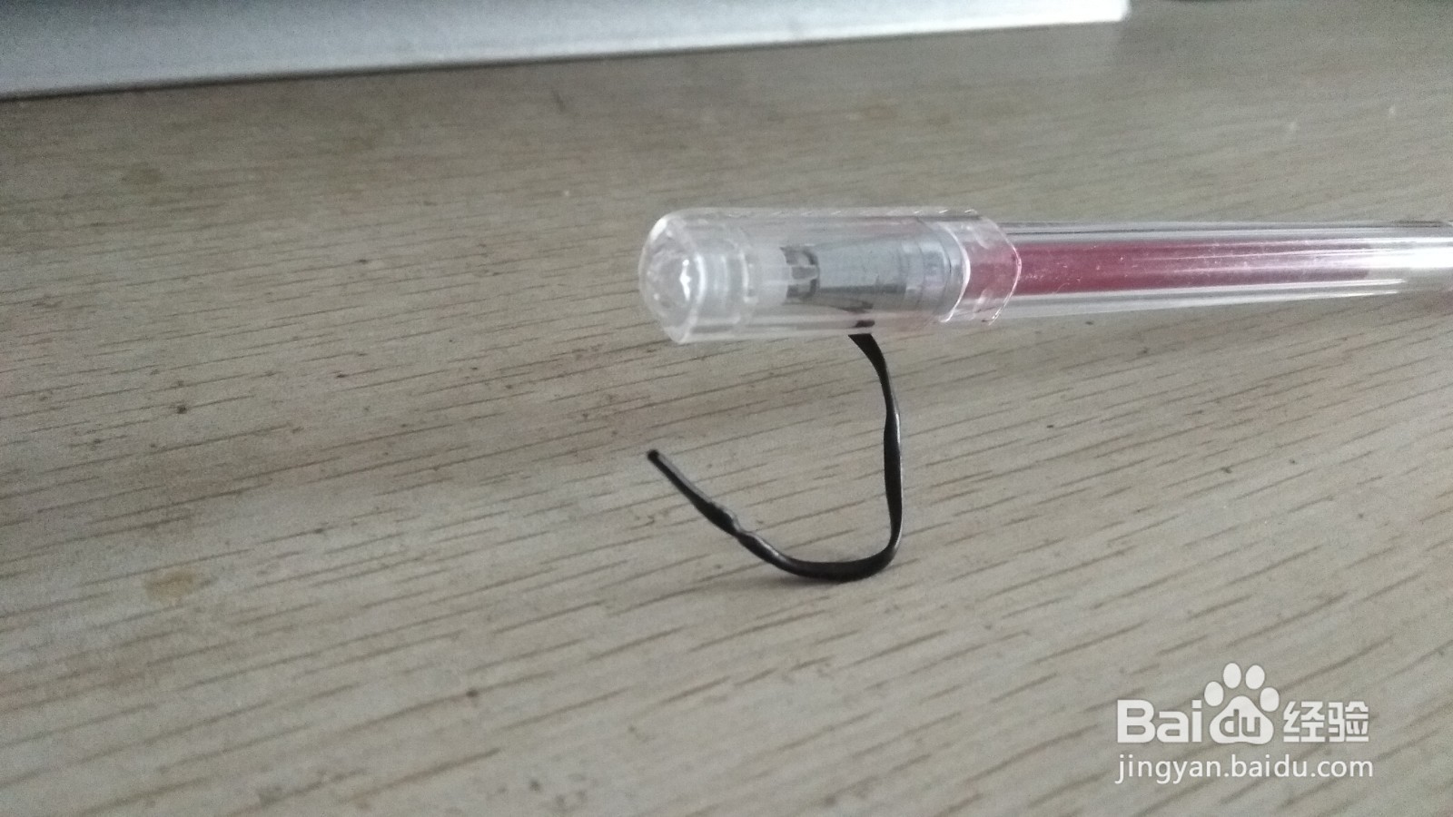 如何用一个软数据线绑绳做简易的中性笔支架