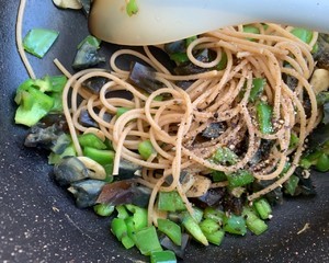 怎么做青椒皮蛋辣花生碎全麦意面