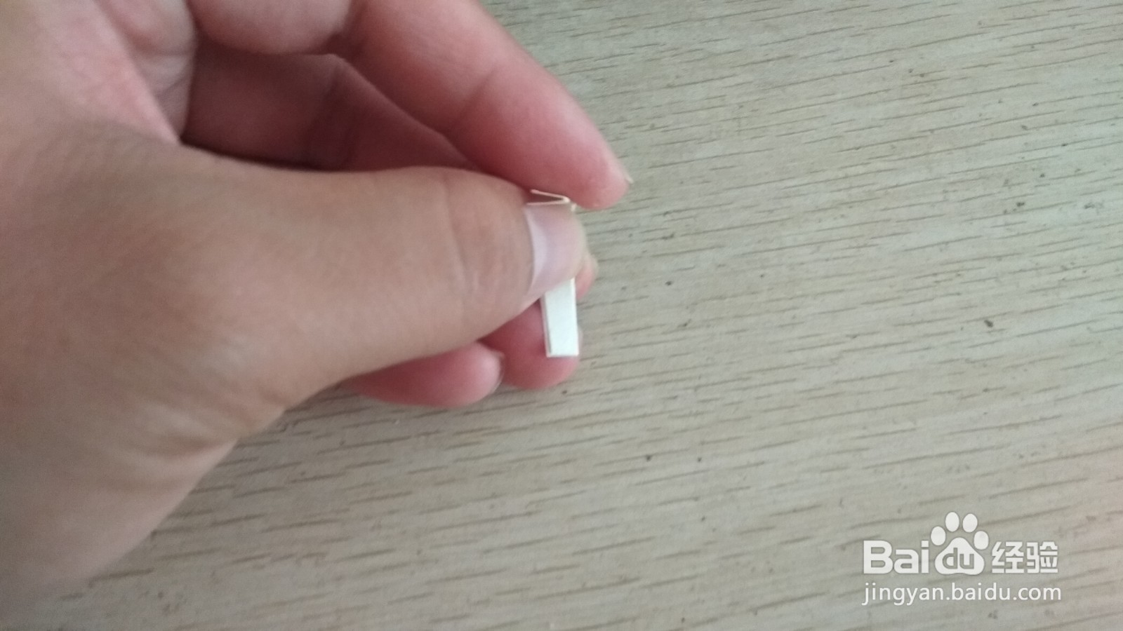 如何用一小块长方形水彩画纸做简易的手机支架