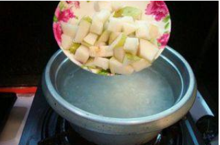 电饭煲怎么做雪梨百合粥