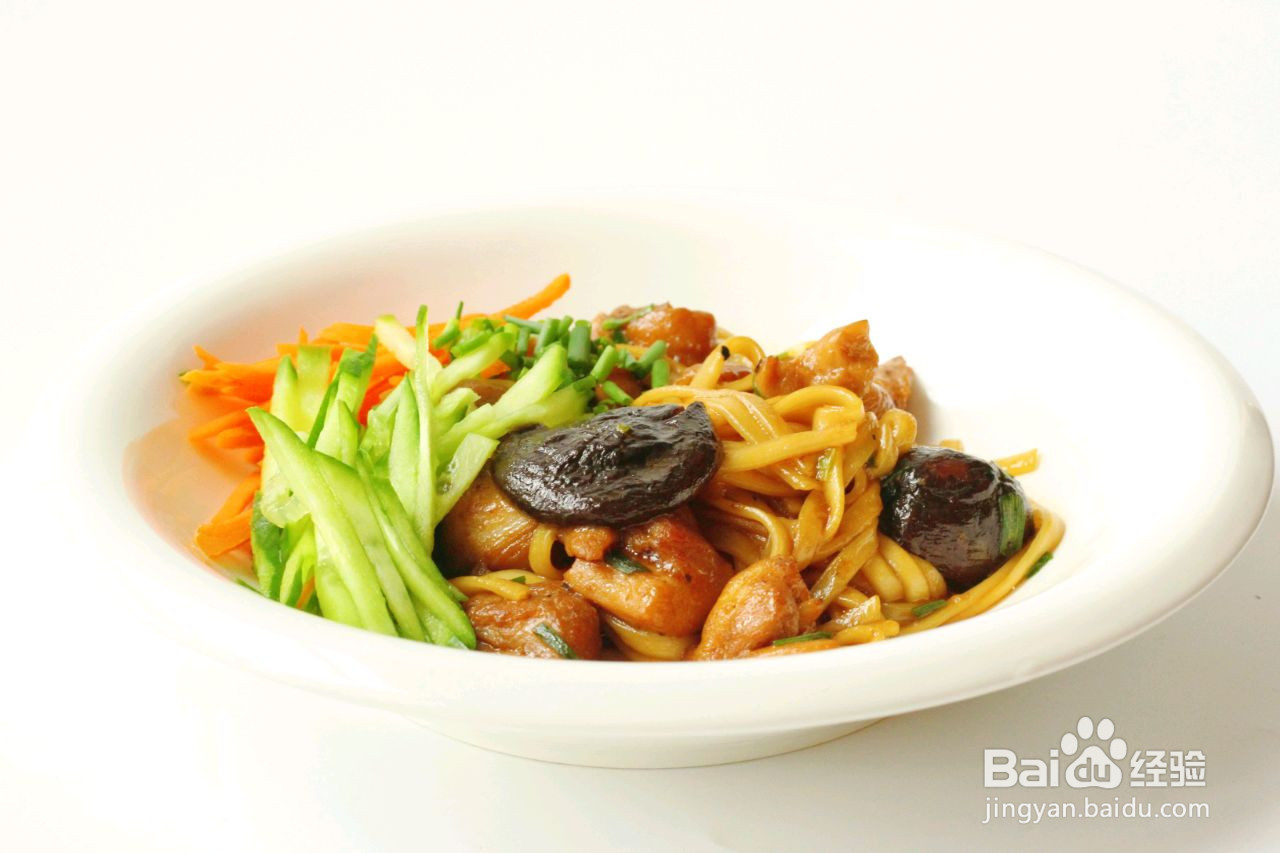 香菇鸡腿焖面的做法