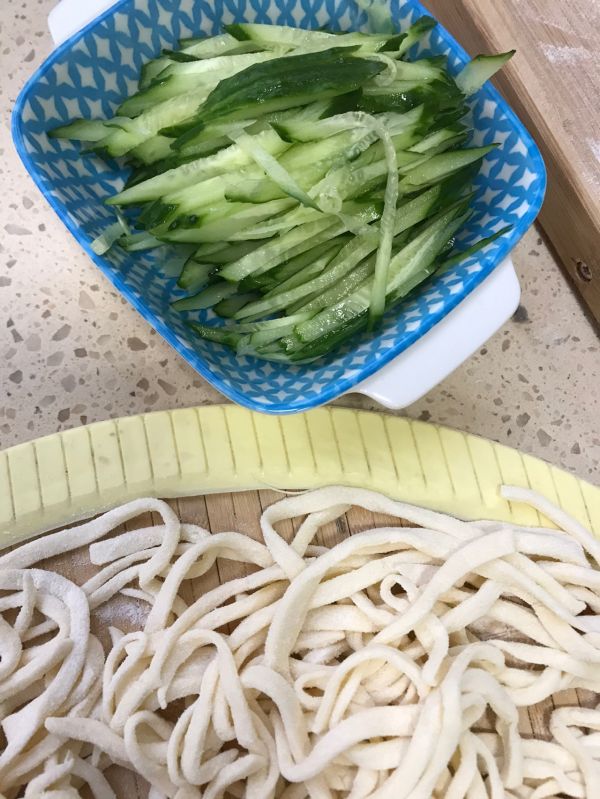鸡蛋炸酱手擀面