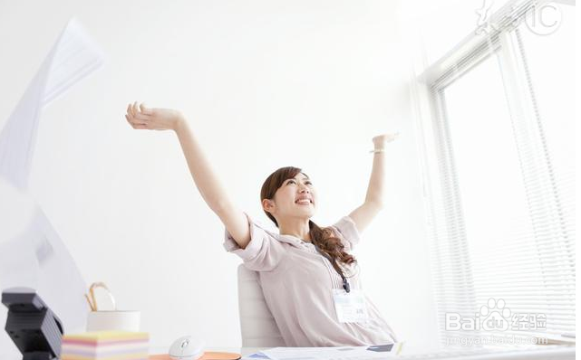 一个瑜伽动作躺着练,再也不会圆肩驼背啦!