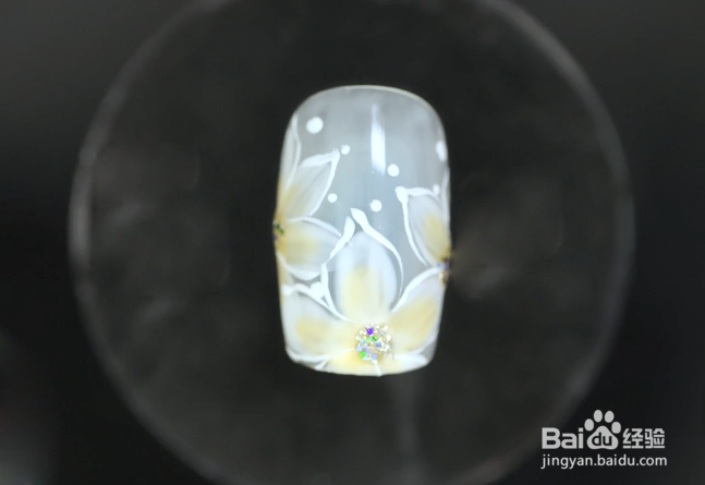 怎样做清新透白的花卉美甲？