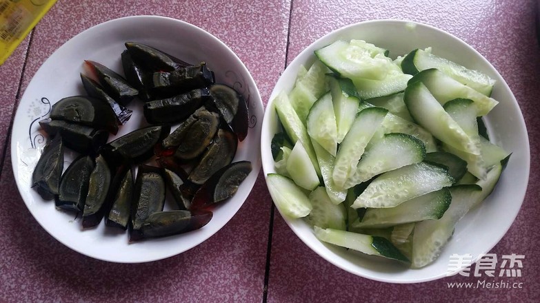 皮蛋黄瓜汤的做法