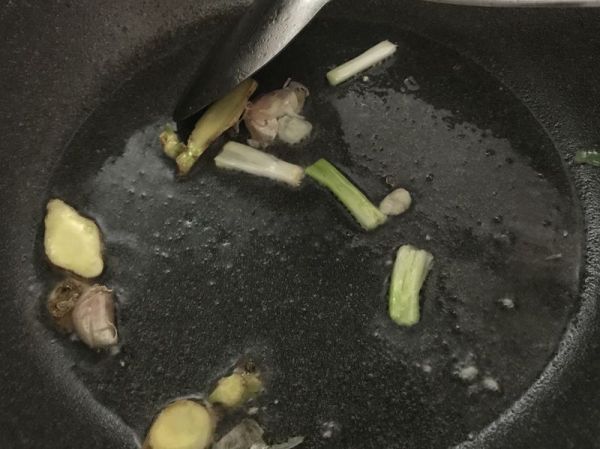 花式摆盘的鲜甜白灼虾