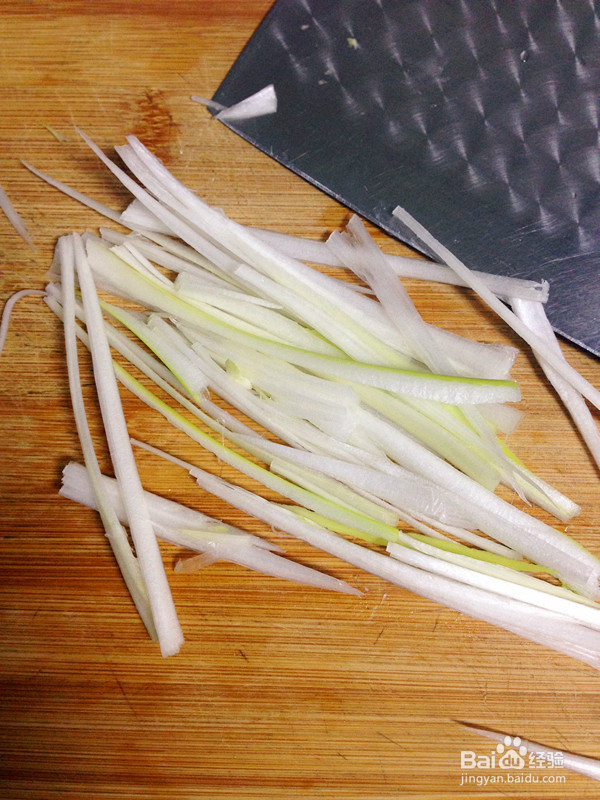 大葱芝麻拌海带的家常做法