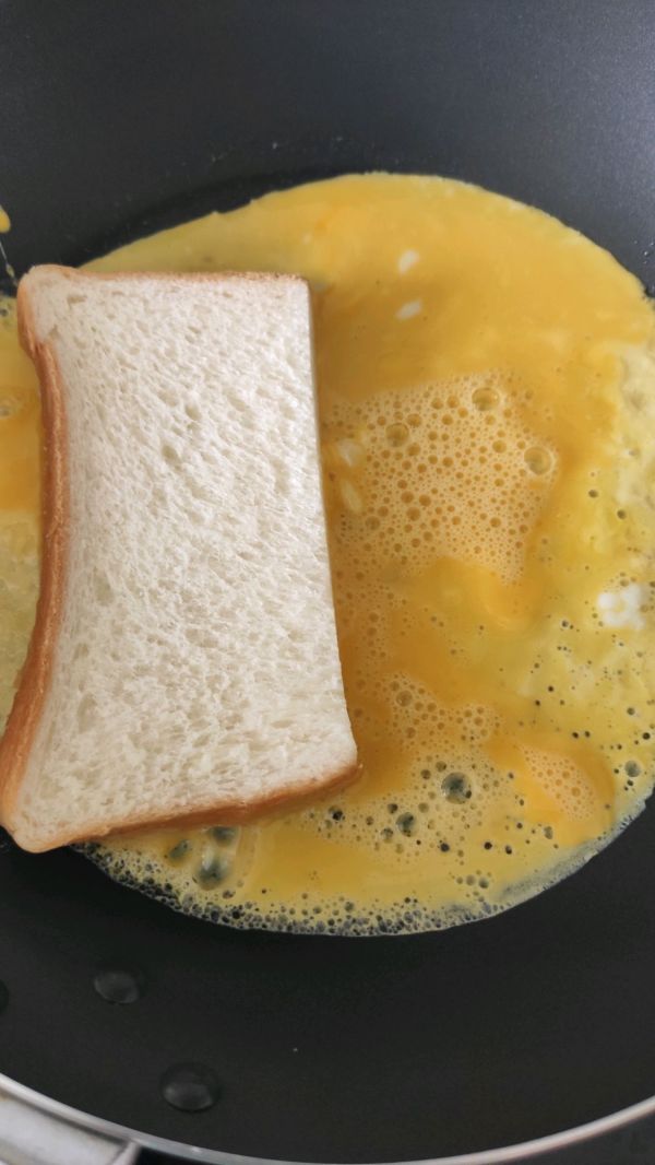 奶香草莓鸡蛋吐司