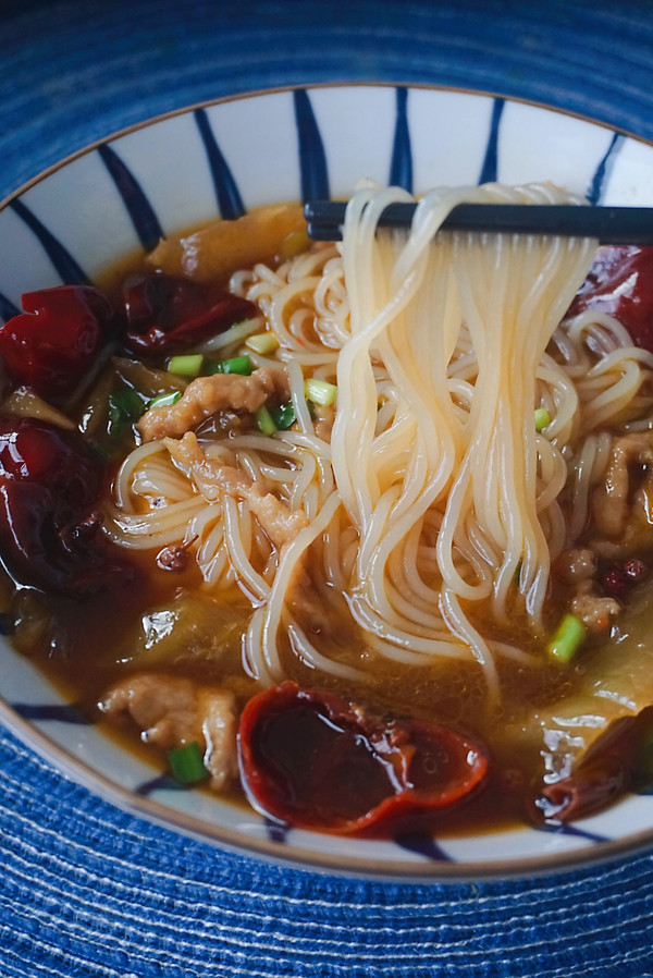 红汤酸菜肉丝米线