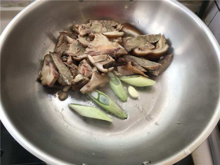 鲍鱼酱肘焖土豆的做法