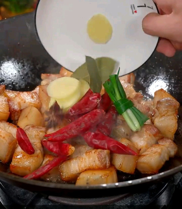 特色鹌鹑蛋红烧肉