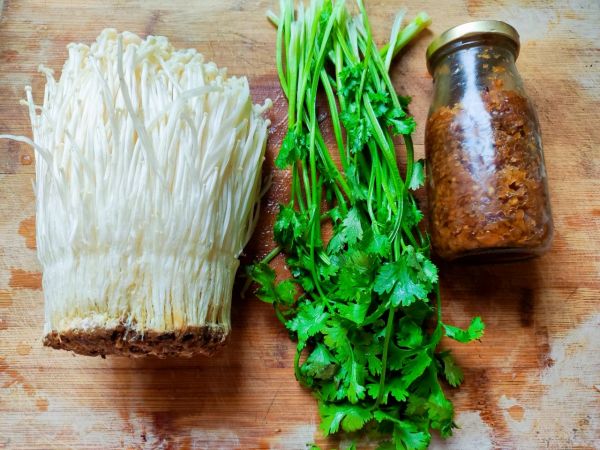 凉拌香菜金针菇