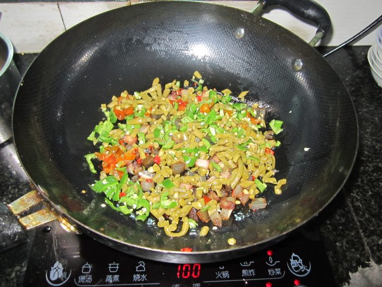 小炒咸菜腊肉丁怎么做好吃，看这个就能学会