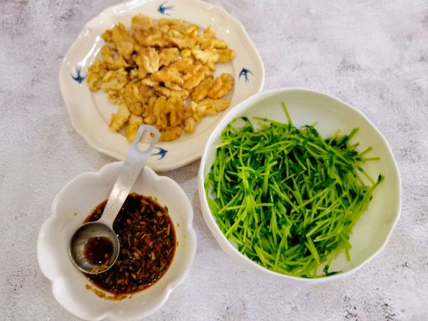 豌豆苗拌核桃仁