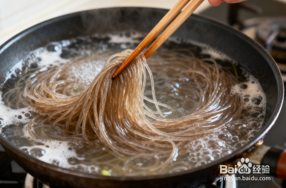 酸辣粉的家常做法:汤底够味、粉丝 Q 弹