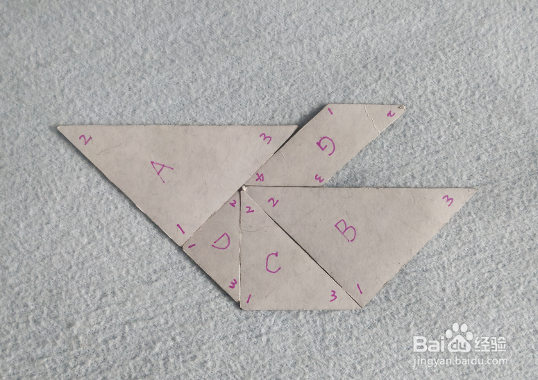 用七巧板怎样拼一个开摩托艇的游客