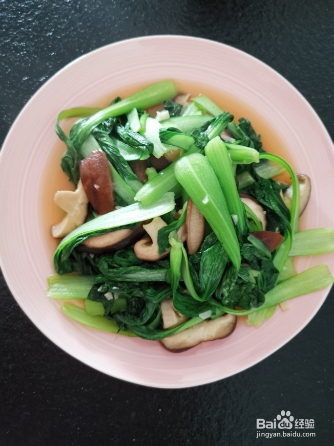 香味浓郁的香菇炒青菜