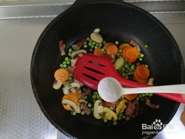 白蘑菇豌豆炒培根的做法