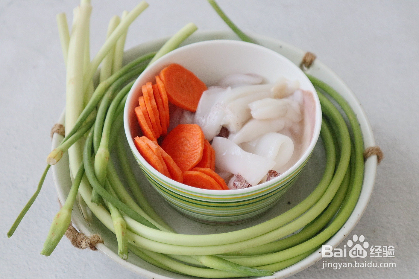 蒜苔炒鱿鱼的做法