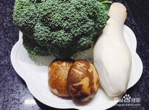 西兰花炒蘑菇的做法