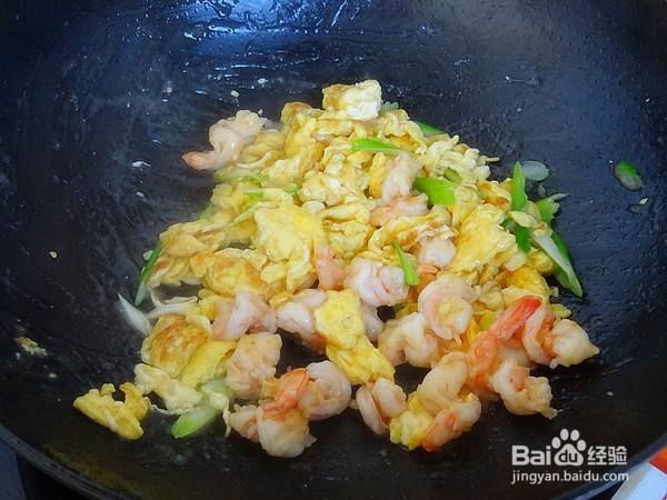 如何做虾仁滑蛋盖浇饭？