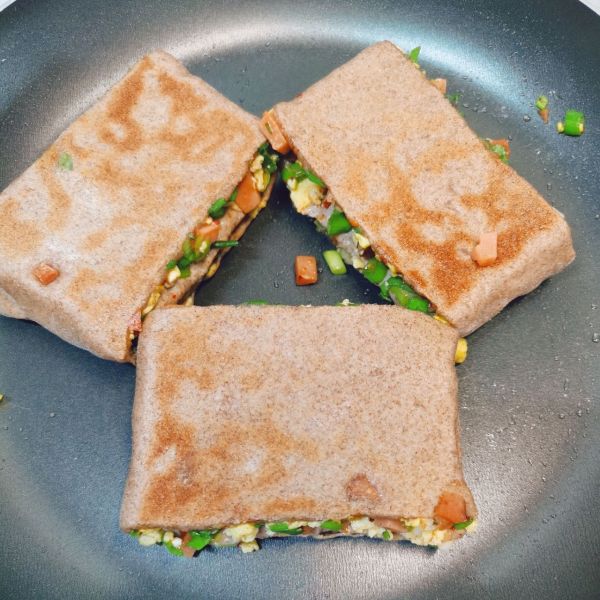 黑麦香葱火腿鸡蛋饼