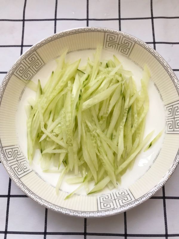 青瓜蛋皮虾仁卷饼