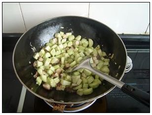 养血补气、润肤抗癌的家常菜:三色茄丁