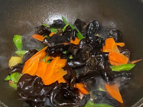 青椒木耳炒鸡蛋
